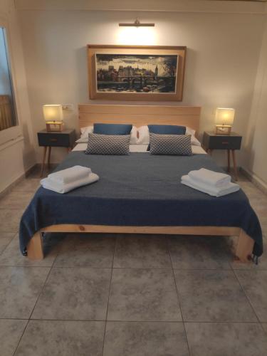 罗萨斯Can Blau的一间卧室配有一张大床,两边都配有两盏灯