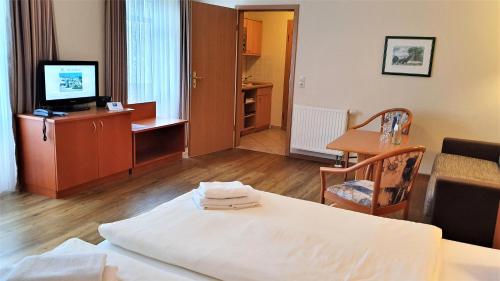 巴贝R&R Villen Baabe的酒店客房设有床、桌子和电视。