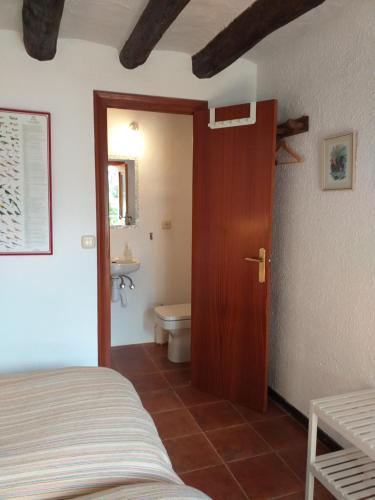 LoporzanoCasa Rural Boletas的一间卧室配有一张床,浴室设有卫生间