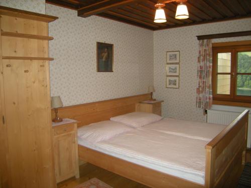 格伦德尔湖Haus Schraml的卧室配有一张床