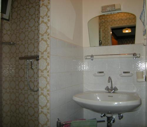 格伦德尔湖Haus Schraml的一间带水槽和镜子的浴室