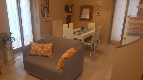 罗迪-加尔加尼科La casa del corso的客厅配有沙发和桌子