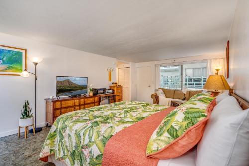 檀香山@ Marbella Lane - Breezy Studio@Diamond Head Beach Hotel的一间卧室配有一张床、一张书桌和一台电视