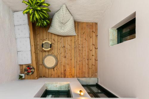 科林瓦里奥Kamares Sanctuaries的一间带水槽和木墙的房间