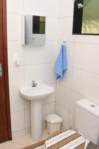 里约热内卢Carvalho de Paquetá的一间带水槽、卫生间和镜子的浴室