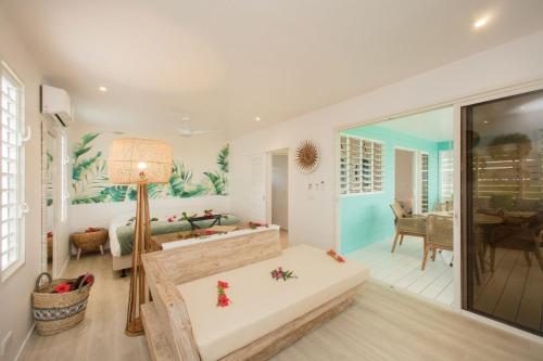 乌图罗阿Raiatea Lodge Hotel的客厅配有沙发和桌子