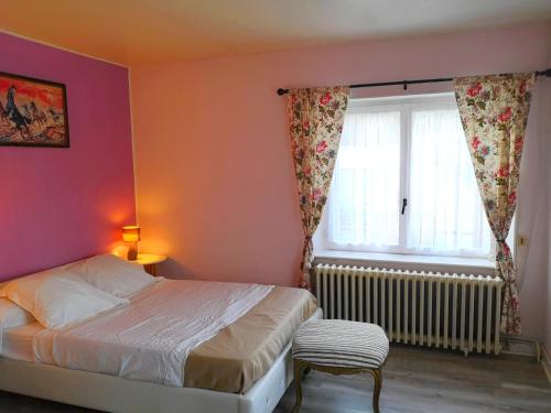 ArgançonChez Petit的一间卧室设有一张床和一个窗口