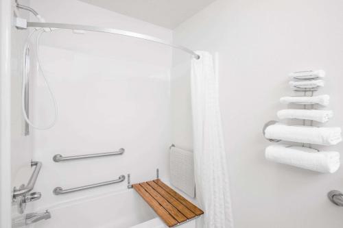 Bethany伯大尼速8酒店的带淋浴的浴室和木制架子