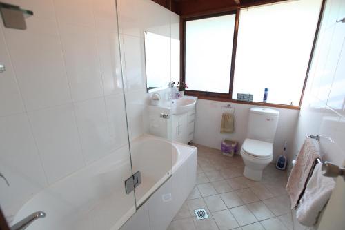 勒弗戴尔恩格尔伍德岭度假屋的带浴缸、卫生间和盥洗盆的浴室