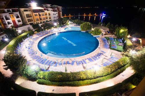 拉夫达马里纳开普度假大厦的享有大型游泳池的顶部景色