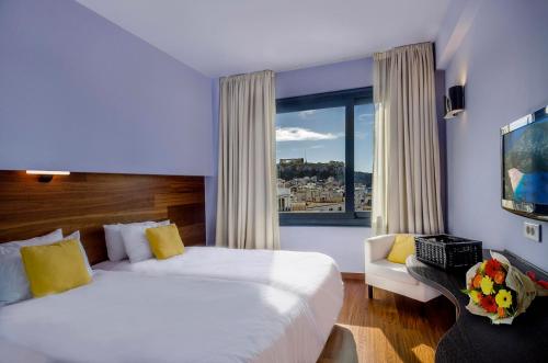 雅典雅典中心广场酒店的酒店客房设有两张床和窗户。