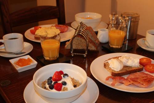 布里斯托科奇豪斯旅馆的一张木桌,上面放着早餐盘