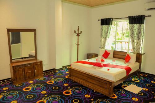 奇洛Aurora Banquet and Hotel的一间卧室配有一张床和镜子