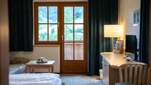 玛丽亚阿尔姆德尔奥姆豪夫酒店的酒店客房设有床和窗户。