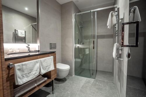 弗尔尼亚奇卡矿泉镇Hotel Tonanti的带淋浴、卫生间和盥洗盆的浴室