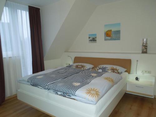 基尔戈德温德酒店的一间卧室配有一张床,床上铺有斑马毯