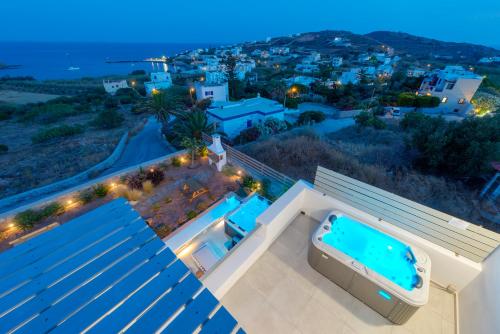 瓦里Aelion Villa的享有别墅的景色,在晚上设有游泳池