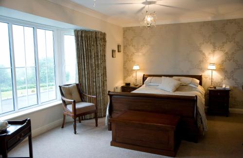 金塞尔河口酒店的卧室配有床、椅子和窗户。