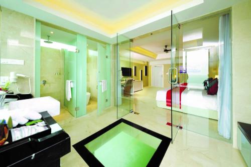 波德申马来西亚大红花（丽昇精选酒店）的一间带玻璃淋浴间的浴室和一间卧室
