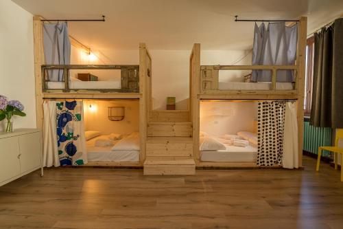 MelleOstello Antagonisti的铺有木地板的客房内配有两张双层床。