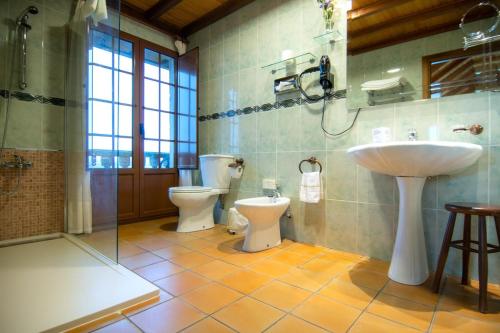 Lestrove卡萨安蒂加杜蒙特酒店的浴室设有2个卫生间和水槽