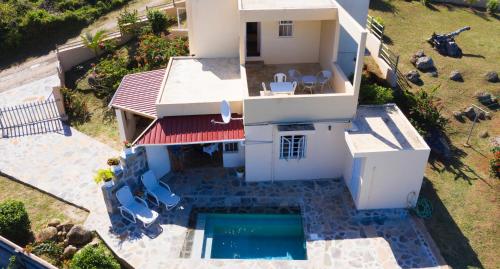 Rodrigues IslandCasita的享有带游泳池的房屋的空中景致