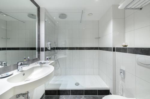 萨尔布吕肯城市美居酒店的一间浴室