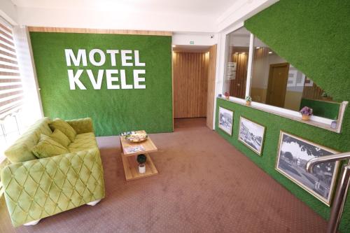 新帕扎尔Motel KVELE的客厅配有沙发和桌子
