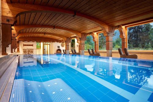 巴特欣德朗Hotel Prinz-Luitpold-Bad的一座带木制天花板的室内游泳池