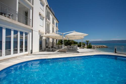 珀德垂那涅瓦酒店的水景别墅前的游泳池