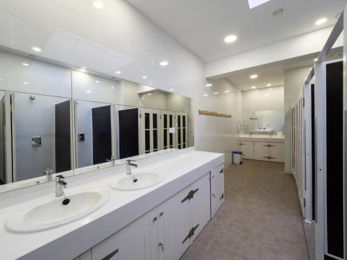 桑坦德El Hostel & CO的一间带两个盥洗盆和大镜子的浴室