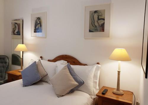 特鲁罗Chy Bre的一间卧室配有带枕头和台灯的床