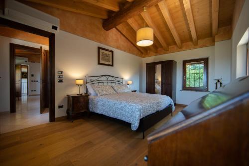 内格拉尔Villa Vitis的一间卧室配有一张床,铺有木地板