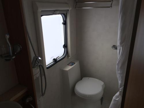 斯托诺韦Four Berth Motorhome Isle of Lewis的一间带卫生间和窗户的小浴室