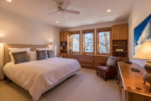 比弗河Strawberry Park True Ski In Ski Out by Vail Realty的卧室配有一张床、一张书桌和窗户。