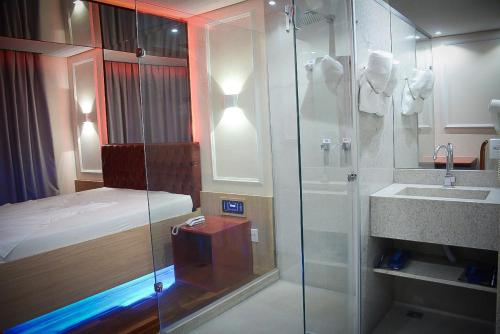 孔塔任Motel Sunny Day Contagem的带淋浴、床和盥洗盆的浴室