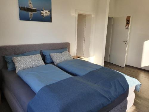 于斯德Inselkern Einraum-Apartments的一间卧室配有两张蓝色床单