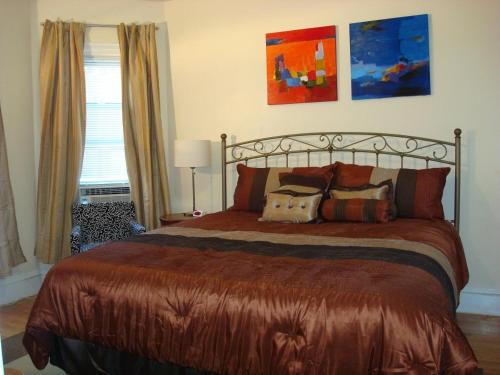 萨默维尔Bowers House Bed and Breakfast的一间卧室配有一张带枕头的大床
