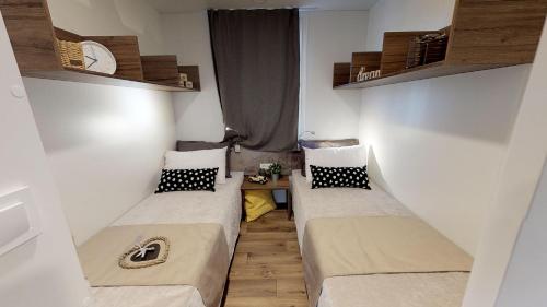 图赫尔斯克利普利采Glamping Village Terme Tuhelj的小型客房配有两张床和一张桌子。