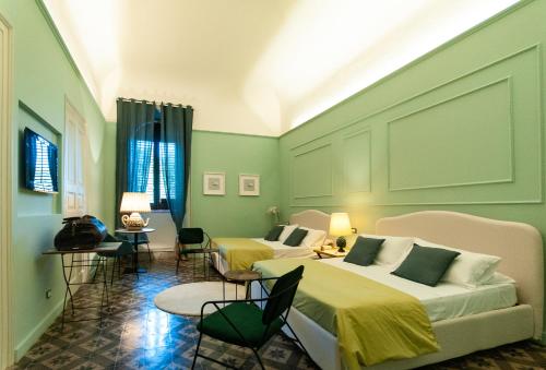 米拉佐I PRINCIPI di CASADOR HOUSE HOTEL的酒店客房,配有两张床和椅子