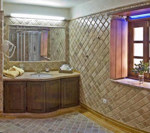 阿达米斯酒店的一间浴室