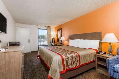 诺福克戴斯汽车旅馆诺福克机场的酒店客房设有一张床和一个阳台。