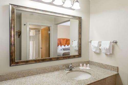 阿什维尔/比尔特莫尔贝蒙特旅馆套房酒店的一间浴室