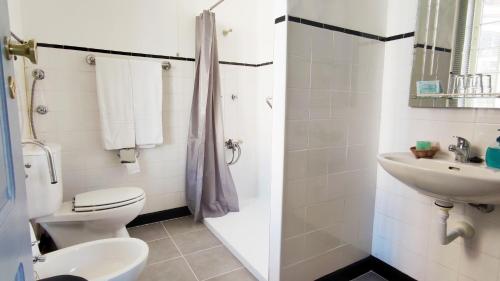 库里亚Hotel Do Parque, Boutique Hotel - Curia的白色的浴室设有卫生间和水槽。