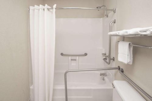 什里夫波特Super 8 by Wyndham Shreveport的一间带白色淋浴帘的浴室