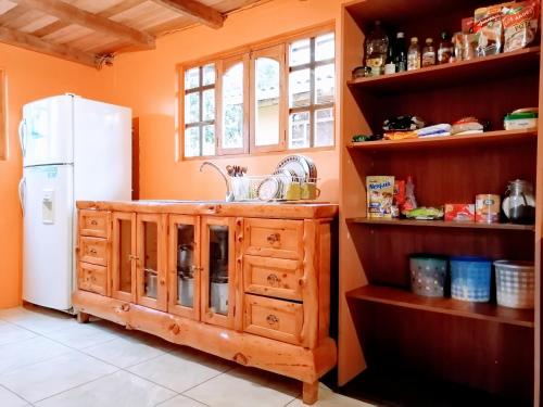奥塔瓦洛El Encanto del Taita Imbabura的厨房配有水槽和冰箱