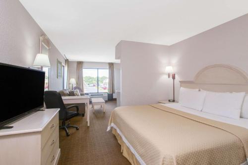 Days Inn & Suites by Wyndham Navarre - near Beaches Hurlburt客房内的一张或多张床位