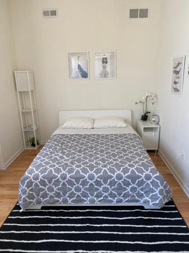 费城Cozy bedrooms at University City in Philadelphia的一间卧室配有一张带蓝色和白色棉被的床
