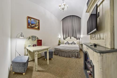 鄂木斯克朱可夫宾馆的一间卧室配有一张床和一张书桌