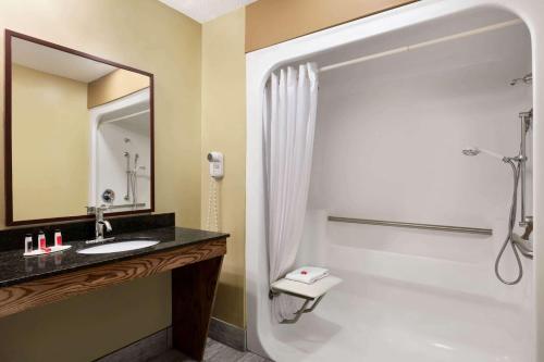 华纳罗宾斯贝蒙特套房汽车旅馆的一间浴室